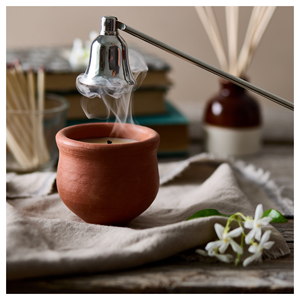 Abatidor de velas de metal de latón de color acero Abatidor de velas chapado en oro de buena calidad a precio mayorista Diseños de temas decorativos - Product Image 2