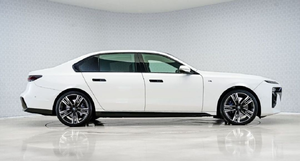 BMW 740i M-Sport USADO 2023 - Motor 3L - Híbrido 375hp Euro6 - TRANSMISIÓN AUTOMÁTICA - Volante a la Izquierda - Product Image 3