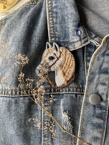 เข็มกลัดปักลูกปัดดีไซน์ใบไม้ งานแฮนด์เมด ออกแบบเองได้  งานปักลูกปัดและเข็มกลัดปักลายโดย glowin fashion - Product Image 3