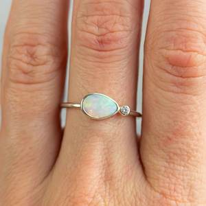 Anillo de Ópalo Etíope con Corte de Pera y Engaste de Bisel, Minimalista, Plata de Ley 925 Chapada en Oro, Joyería Fina para Compromiso y Boda para Mujer - Product Image 6