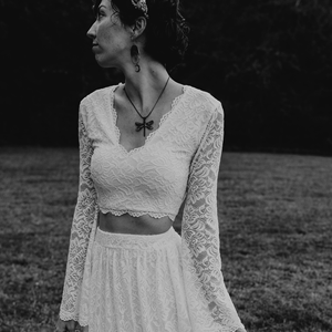 Top de Novia de Encaje Color Marfil con Mangas Largas Tipo Campana, Top Corto para Vestido de Novia, Cuello Corazón, Materiales Personalizables - Modelo # 2062 - Product Image 5