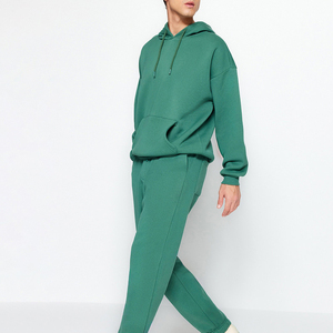 ชุดเซ็ตเสื้อฮู้ดดี้โอเวอร์ไซส์พิมพ์โลโก้แบบกำหนดเอง กางเกงจ็อกเกอร์ทรงบอยเฟรนด์ขาบาน ชุดวอร์มผู้ชายสองชิ้น สีเขียว - Product Image 4