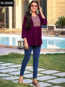 Nouveau modèle femmes décontracté et tenue quotidienne haut en rayonne lourde avec beau travail de broderie avec motif fantaisie court Kurtis pour les femmes - Product Image 6