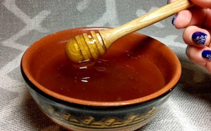 Cuillère à miel en bois de hêtre avec design rainuré pour un saupoudrage fluide, cuillère à miel en bois pour enfants, utilisation sûre pour le saupoudrage de miel - Product Image 2