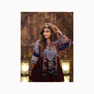 Vestido Banjara Vintage afgano antiguo con bordado a mano en él producto de vestido único bohemio a la venta - Product Image 1