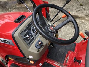 Mini tractor de ruedas Massey Ferguson GC1705 23HP pesado de alta calidad con cargador frontal e implementos de calidad premium entrega rápida - Product Image 3