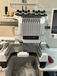 Máquina de Bordar Computarizada PR1000e Entrepreneur Pro de 10 Agujas, Nueva, con Motor de 1200 RPM y Componentes Centrales de la Bomba Incluidos - Product Image 2