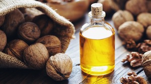 Huile de noix 100% pure naturelle végane pressée à froid, huile essentielle biologique de qualité supérieure pour la cuisine, les salades, les soins des cheveux et de la peau - Product Image 3
