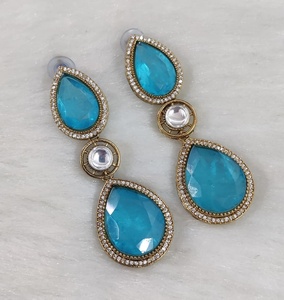 Pendientes de Latón y Piedra Tallada, Pendientes de Lujo con Acabado Premium, Perfectos para Fiestas y Bodas - Product Image 1