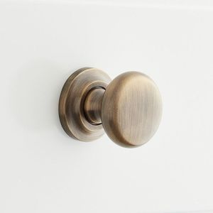 Boutons en laiton pour armoires artisanales offrant un aspect poli élégant ajoutant de la beauté aux intérieurs de chambre traditionnels - Product Image 2