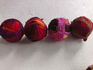 Ecológico a granel 100-Gem Color teñido Sari cinta de seda al por mayor tela reciclada para tejer bolas de gemas vibrantes - Product Image 2