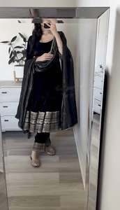 Haut et pantalon Anarkali brodés à séquences lourdes en velours viscose avec bordure en filet sergé et dentelle Costume Dupatta - Product Image 3