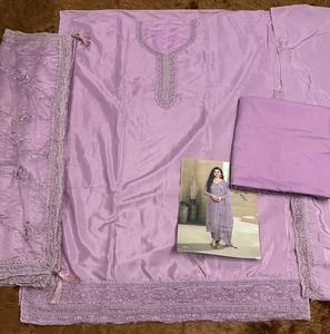 Élégant costume Vinay Kuleesh Saumya Salwar avec belle broderie et travail Zarkhan parfait pour les mariages et les fêtes - Product Image 5