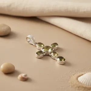 Pendentif croix en argent 925 avec pierres de topaze verte serties clos, bijou minimaliste unisexe pour tous les jours - Product Image 1