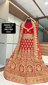 Velours exquis Lehenga Choli Golden Threadwork Détails perlés Vêtements indiens pakistanais pour les occasions festives directement en Inde - Product Image 2
