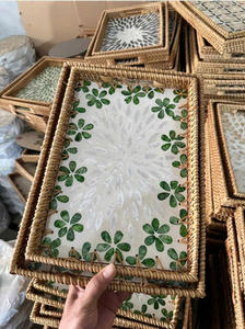 Plateau de service en bambou fait main écologique en gros, tressé en paille de rotin avec incrustations de nacre - Product Image 1