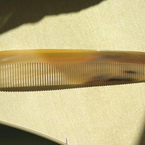 Peigne à cheveux artisanal en corne de vache naturelle, fait main, écologique, moderne, à dents lisses, pour hommes et femmes, antistatique, démêlant et coiffant - Product Image 3