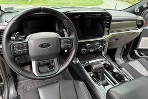 Ford F-150 Raptor 2024 d'occasion en bon état, V6 biturbo de 450 ch, 4 roues motrices, sièges avant Recaro - Product Image 4