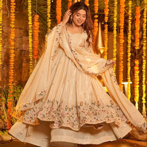 Robe en soie lourde brodée, dernière collection 2024, avec palazzo et dupatta - Product Image 1