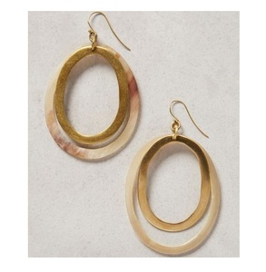 Pendientes de cuerno tallado para mujeres que quieren joyas hechas a mano hechas de fuentes de cuerno natural sostenibles ecológicas - Product Image 1