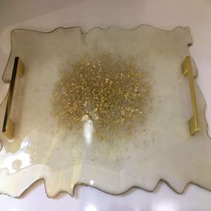 Plateau décoratif durable en résine fait à la main pour l'organisation de table servant des boissons et des collations ou présentoir dans le salon - Product Image 4