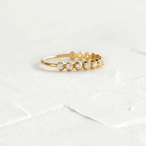 Anillo de Compromiso Elegante para Mujer con Media Eternidad de Diamantes de Moissanita Redondos de Plata 925 - Product Image 5