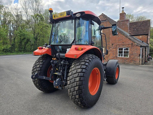 รถแทรกเตอร์ Kubota M4072 L4060 4WD 42 แรงม้า เกียร์อัตโนมัติ สภาพดี พร้อมปั๊มเครื่องยนต์ 73 ชั่วโมง ใช้งานในฟาร์ม - Product Image 6