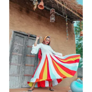 Ensemble Angrekha blanc coréen évasé en rayonne brodée, élégant, superposé, style vintage, tenue Kurta traditionnelle, style superposé pour femmes - Product Image 4