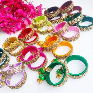 Bracelets de fil de soie colorés avec embellissements Kundan cadeau de mariage indien traditionnel, faveur du festival haldi Mehendi Sangeet - Product Image 1