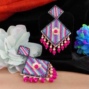 Los pendientes artesanales con forma geométrica añaden un estilo contemporáneo a cualquier atuendo versátil para ocasiones casuales y formales - Product Image 5