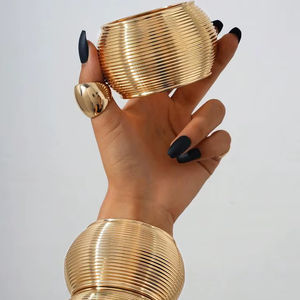 QUALITY ENTERPRISES Brazaletes de Latón Hechos a Mano para Mujer, Ecológicos, Duraderos y Elegantes - Product Image 1