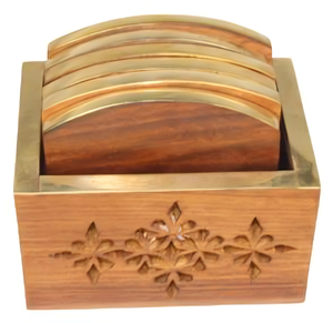 Ensemble de sous-verres en bois fabriqués à la main avec garniture en laiton et support sculpté floral idéal pour le thé, le café, la table à manger, la maison ou le bureau - Product Image 1