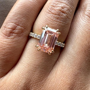 Anillo de Compromiso con Diamante Cultivado en Laboratorio de Color Rosa Esmeralda con Certificación IGI, Anillo de Boda Redondo de Oro de 14k a Bajo Precio - Product Image 1