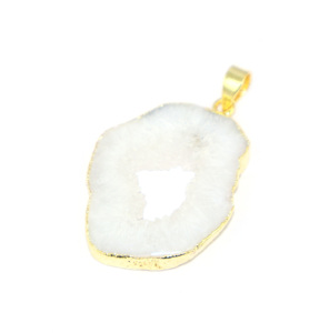 Pendentif en pierre géode druzy de forme fantaisie, plaqué or 22 carats, en laiton, bijoux à la mode pour femmes, vente en gros - Product Image 2