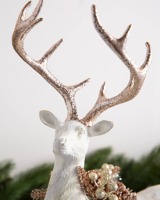 Statues de renne blanches élégantes avec bois de cerf et décor de pin idéal pour le style de table ou d'étagère de Noël