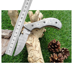 Couteau de poche pliant en acier damas fait à la main personnalisé avec manche en bois OEM pris en charge pour le transport quotidien et le camping - Product Image 1
