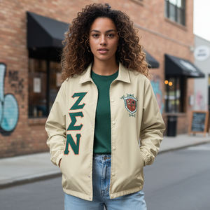 Veste d'entraîneur OEM unisexe avec lettres grecques Veste d'entraîneur coupe-vent brodée sur mesure pour l'équipe de sororité et les collèges Vente en gros - Product Image 1