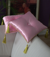 Housse de coussin carrée en velours satiné style marocain fait main, avec pompons dorés, personnalisable, pour la maison et l'hôtellerie