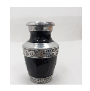 Urna artesanal que ofrece un tributo atemporal, con detalles delicados, para honrar la memoria de una alma querida. - Product Image 2