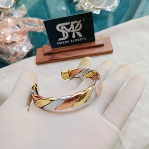 Bracelet jonc torsadé magnétique en cuivre, trois tons, ajustable, manchette ouverte, artisanat métallique fait main, motif corde poli, finition solide, traditionnel - Product Image 4