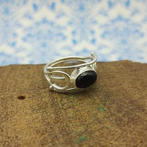 Bague en argent massif de créateur bohème artisanal de pierre précieuse d'onyx noir minimaliste Bague légère pour les filles - Product Image 4