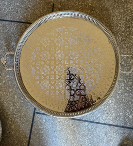 Elegante Bandeja para Aperitivos de Metal Dorado Ecológica con Textura para Joyas, Aperitivos y Decoración, Apta para Lavavajillas y Microondas - Product Image 3