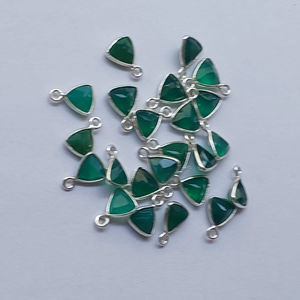 Connecteur délicat en argent sterling 925 fait à la main pierre précieuse en forme de trillion d'onyx vert pour accessoires de fabrication de bijoux - Product Image 1