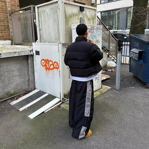 กางเกงวอร์มขาบานสำหรับผู้ชายกางเกงผ้าไนลอนทรงหลวมสำหรับผู้ชายกางเกงวอร์มขาบานตัดลายทางออกแบบโลโก้ได้ตามต้องการ - Product Image 3