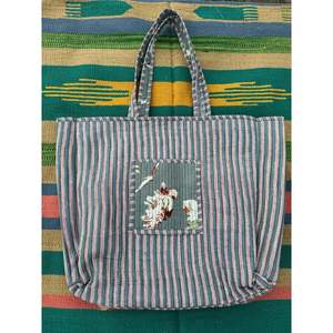 Bolsa de Mano Extra Grande Acolchada de Algodón, Reversible, para Fin de Semana, Ecológica, Resistente, Blanca, Gris, con Estampado Floral, para Compras - Product Image 4