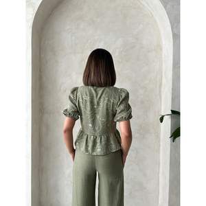 Colección al por Mayor de Blusas Bordadas con Lazo Frontal para Mujer - Product Image 1