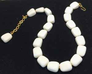 Collar minimalista de resina con incrustaciones de concha - Product Image 4