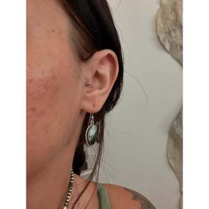 Pendientes Colgantes Hechos a Mano en Plata de Ley y Turquesa Negra Estilo Navajo con Forma de Gota de Agua - Product Image 2