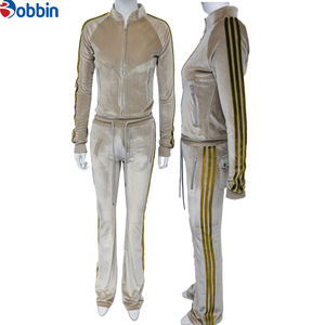 Ensemble de survêtement pour femmes tendance personnalisé, 2 pièces, leggings de sport en velours avec logo, tenues de sport actives d'automne - Product Image 1