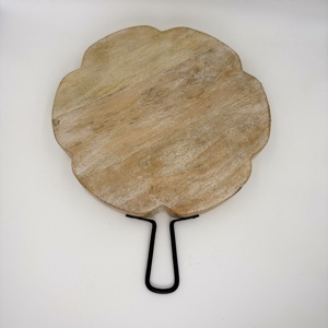 Bandeja Redonda con Acabado Blanco Lavado con Asa de Hierro Metálico con Recubrimiento de Polvo Negro para Servir en el Hogar y en Restaurantes - Product Image 6